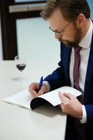 Guy Grenier - Signature du livre d'or pour Luc Doray - 19 janvier 2023