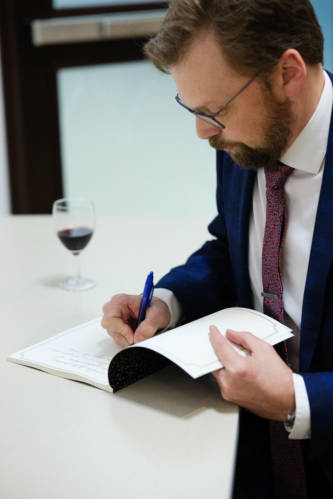 Guy Grenier - Signature du livre d'or pour Luc Doray - 19 janvier 2023